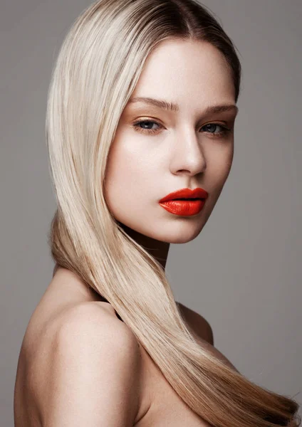 Beauty portrait model with shiny blonde hairstyle — Stock Photo, Image