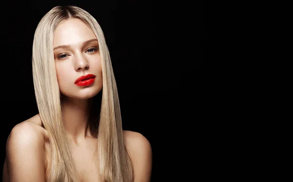 Skönhet stående modell med glänsande blond frisyr — Stockfoto