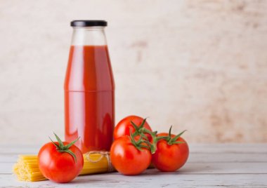 Cam şişe domates ham spagetti ile yapıştırmak 