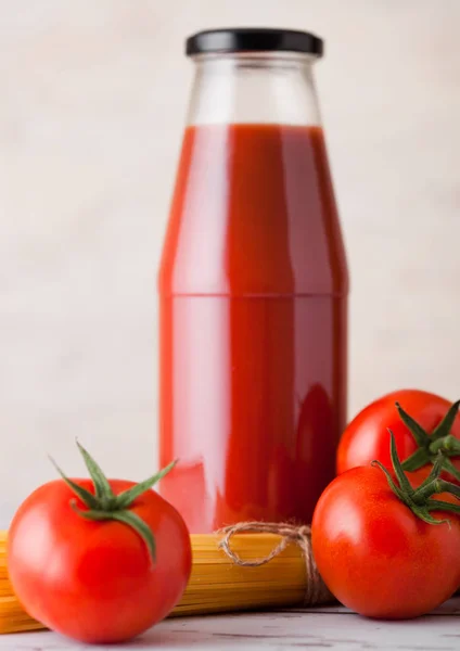 Cam şişe domates ham spagetti ile yapıştırmak — Stok fotoğraf