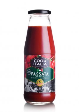 Londra, İngiltere - 10 Mart 2018: Cam şişe Cook Italia Passata sos beyaz.