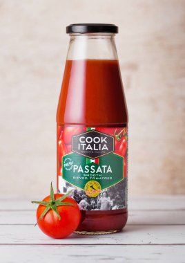 Londra, İngiltere - 10 Mart 2018: Cam şişe Cook Italia Passata sos ahşap üzerine.
