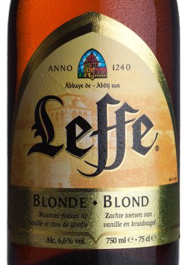 Londra, İngiltere - 10 Mart 2018: Soğuk şişe etiketi beyaz Leffe sarışın bira. Leffe Abbaye de Leffe Belçika tarafından yapılan.