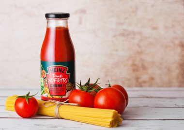 Londra, İngiltere - 10 Mart 2018: Heinz domates sofrito tıknaz domates tahtaya temel cam şişe