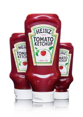 Londra, İngiltere - 10 Mart 2018: Plastik şişe Heinz ketçap beyaz. H.J. Heinz şirketi tarafından üretilen