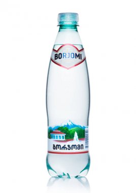 Londra, İngiltere - 10 Mart 2018: Borjomi köpüklü maden suyu beyaz plastik şişe. Borjomi Gürcistan tarihi.