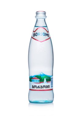 Londra, İngiltere - 10 Mart 2018: Borjomi köpüklü maden suyu beyaz cam şişe. Borjomi Gürcistan tarihi.