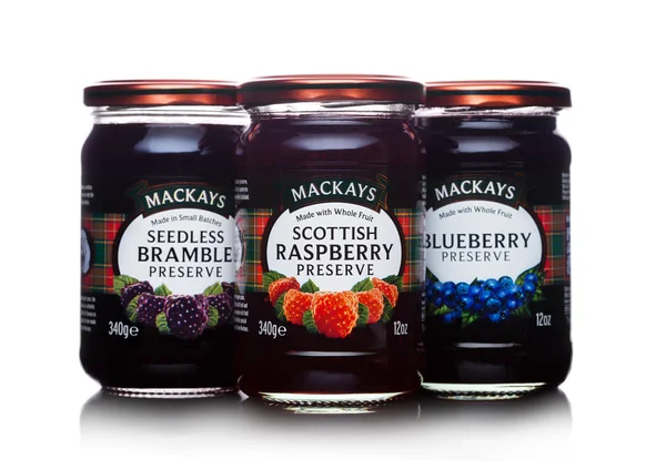 London, Verenigd Koninkrijk - 10 maart 2018: Glazen potten van Mackays Fruit bewaren op wit. — Stockfoto