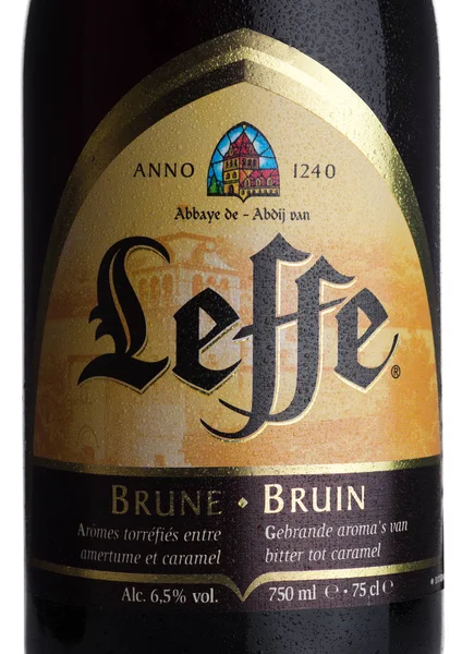 화이트에 레 페 브 륀 맥주의 런던, 영국-2018 년 3 월 10 일: 차가운 병 레이블. Leffe는 Abbaye de Leffe 벨기에 의해 이루어집니다.. — 스톡 사진