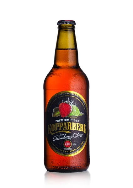 Лондон, Великобританія - 10 березня 2018: Холодний пляшку Kopparberg преміум сидр зі смаком полуниці і вапна на білому. — стокове фото