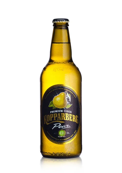 Лондон, Великобританія - 10 березня 2018 роки: Холодний пляшку Kopparberg преміум сидр з грушею смаком на білому. — стокове фото