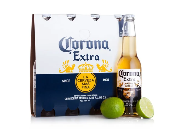 Лондон - 10 березня 2018: Pack чотири пляшок додаткових пива Corona з вапна на білому. Корона є найбільш популярних імпортованого пива в США. — стокове фото