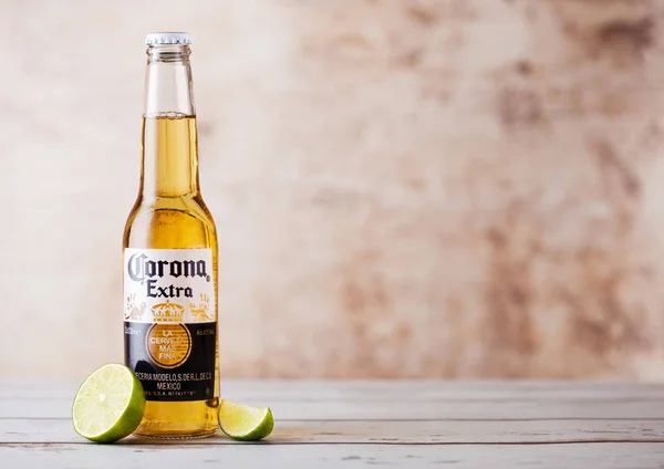 LONDON, UK - Marts 10, 2018: Flasker Corona Extra Beer med limeskive på træ.Corona er den mest populære importerede øl i USA . - Stock-foto