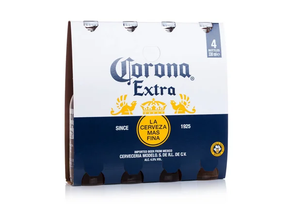 ЛОНДОН, Великобритания - 10 марта 2018 года: Пакет из четырех бутылок дополнительного пива Corona на белом. Corona - самое популярное импортное пиво в США . — стоковое фото