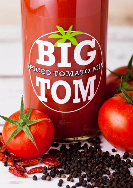 London, Storbritannien - 10 mars 2018: Glasflaska stor Tom kryddad tomat blandning på trä. En kraftfull blandning av kryddor att göra den ultimata Bloody Mary-Mix — Stockfoto