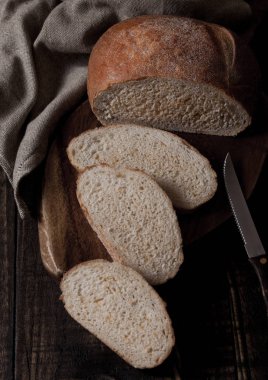 Taze pişmiş ekmek somun adet ahşap tahta üzerinde