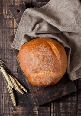 Mutfak havlusu ve buğday ile taze pişmiş ekmek