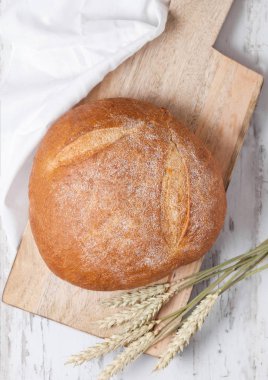 Mutfak havlusu ve buğday ile taze pişmiş ekmek