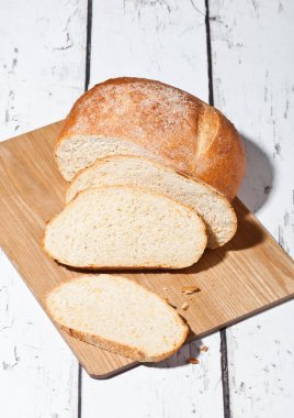 Taze pişmiş ekmek somun adet ahşap tahta üzerinde