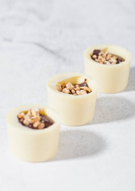 Ürün yelpazesine lüks beyaz çikolata çeşitli şekerler 