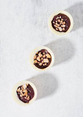 Ürün yelpazesine lüks beyaz çikolata çeşitli şekerler 