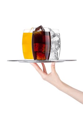 El kola turuncu su soda içkiyle tepsisi taşıyabilir