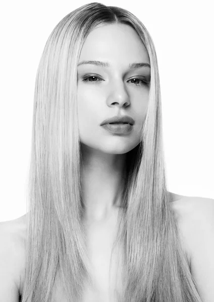 Modelo de retrato de beleza com penteado loiro brilhante — Fotografia de Stock