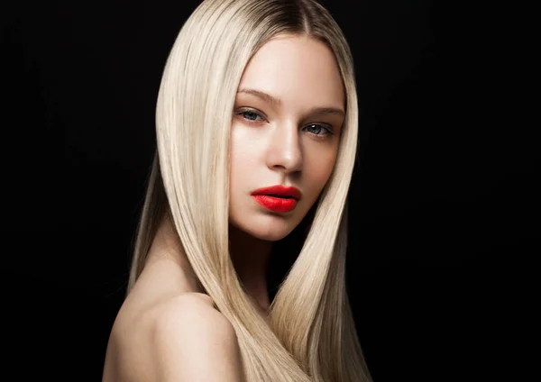 Beauty portrait model with shiny blonde hairstyle — Stock Photo, Image