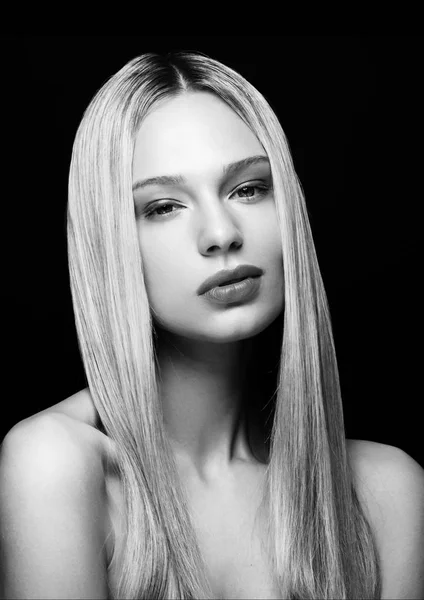 Schoonheid staand model, met glanzende blonde kapsel — Stockfoto