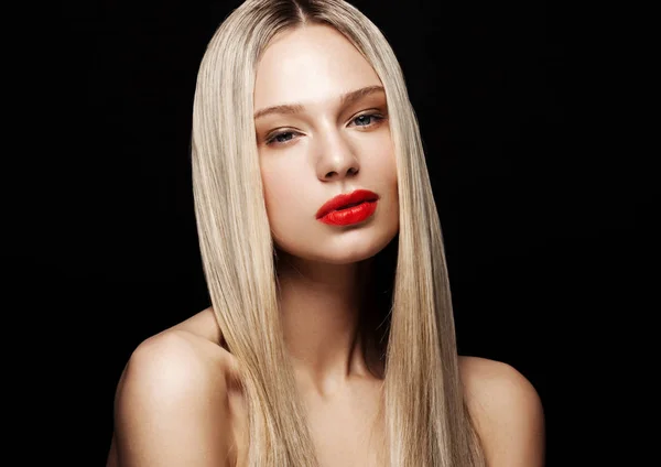 Beauty portrait model with shiny blonde hairstyle — Stock Photo, Image
