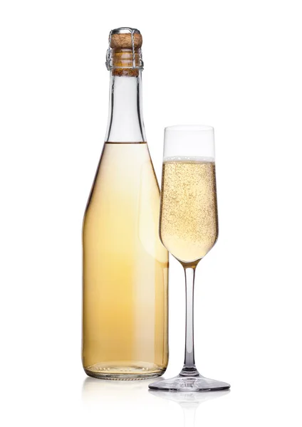 Bottiglia e bicchiere di champagne giallo con bollicine — Foto Stock