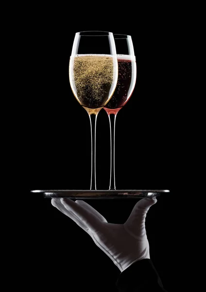 Mão com luva segura bandeja com taças de champanhe — Fotografia de Stock