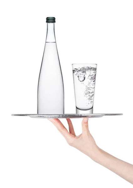 Porte-main plateau avec verre d'eau plate et bouteille — Photo