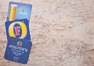 Londra, İngiltere - 22 Mart 2018: Foster's hazırlanmış bira özgün beermat coaster ahşap.
