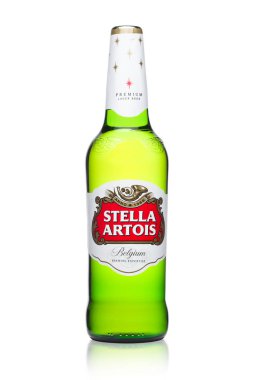 Londra, İngiltere-22 Mart 2018: Anheuser-Busch InBev, beyaz, tanınmış marka üzerinde soğuk şişe Stella Artois biradır Leuven, Belçika'da, 1926 beri demlenmiş bir pilsner.