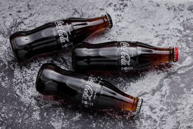 Londra, İngiltere-22 Mart 2018: cam diyet ve sıfır cola taş klasik Coca cola soda içkiyle şişe