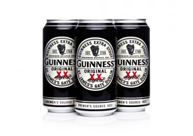 Londra, İngiltere-22 Mart 2018: Guinness özgün bira beyaz üzerine alüminyum kutu. Guinness bira Dublin, İrlanda 1759 yılından bu yana üretilen.