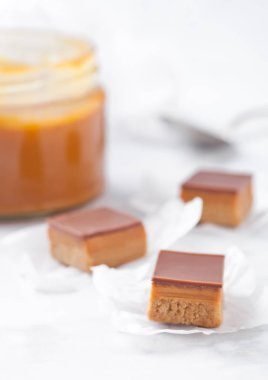 Karamel ve Bisküvi Kurabiye tatlı ısırıkları