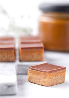 Karamel ve Bisküvi Kurabiye tatlı ısırıkları