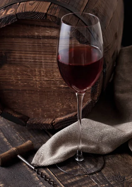 Glas Rotwein und Vintage Korkenzieher und Fass — Stockfoto
