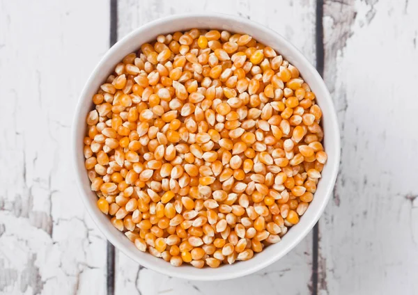 Beyaz ile ham Mısır ve patlamış mısır ahşap kase