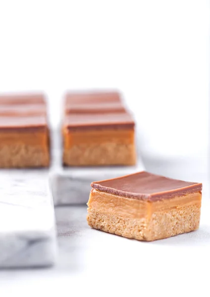 Caramelo e biscoito picadas de bolo sobremesa — Fotografia de Stock