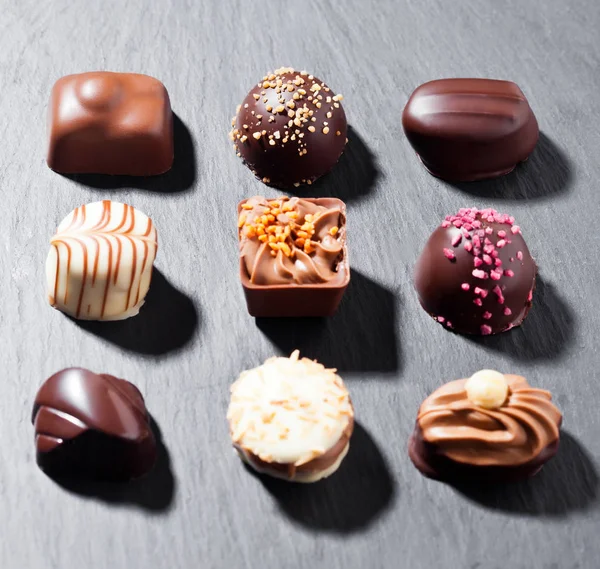 Роскошные белые и темные шоколадные конфеты — стоковое фото