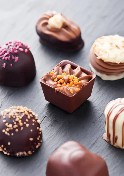 Роскошные белые и темные шоколадные конфеты — стоковое фото