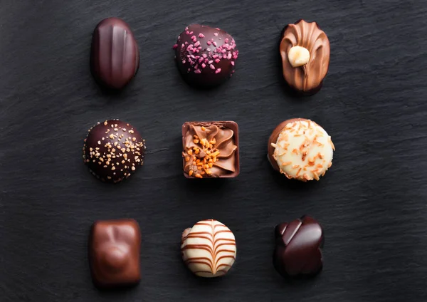 Lujo blanco y chocolate negro caramelos variedad — Foto de Stock