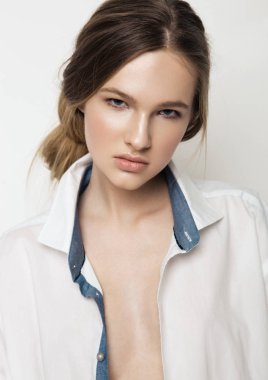 Genç güzel manken ile modeli test