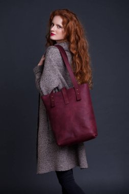 Kırmızı saç moda modeli holding büyük deri çanta 