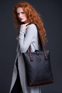Kırmızı saç moda modeli holding büyük deri çanta 