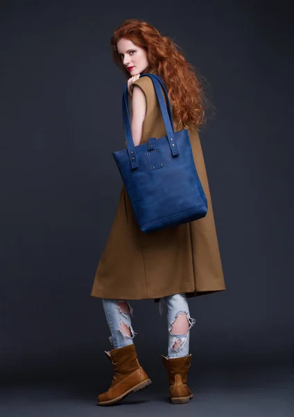 Rood haar fashion model bedrijf grote lederen tas — Stockfoto