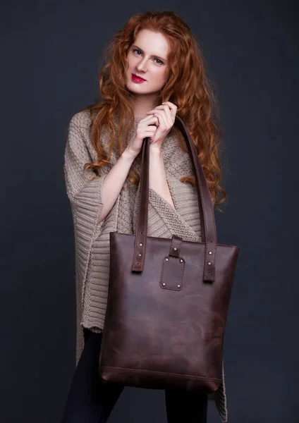 Modelo de moda de pelo rojo con bolsa de cuero grande — Foto de Stock